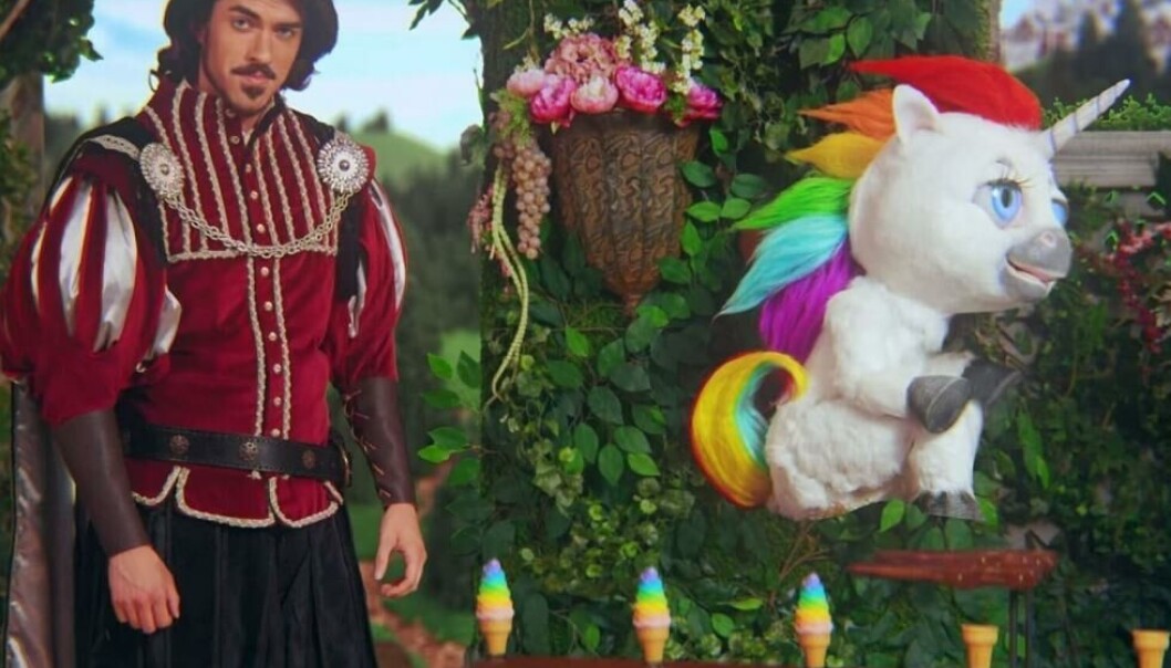 Internettet kan forlede deg til å tro at verden ser ut som «avføringen til en jævla enhjørning», skriver Eirin Andresen Betten. Bildet er en faksimile henta fra en reklame for Squatty Potty, og viser en enhjørning som skiter is. Internettet kan forlede deg til å tro at verden ser ut som «avføringen til en jævla enhjørning», skriver Eirin Andresen Betten. Bildet er en faksimile henta fra en reklame for Squatty Potty, og viser en enhjørning som skiter is.