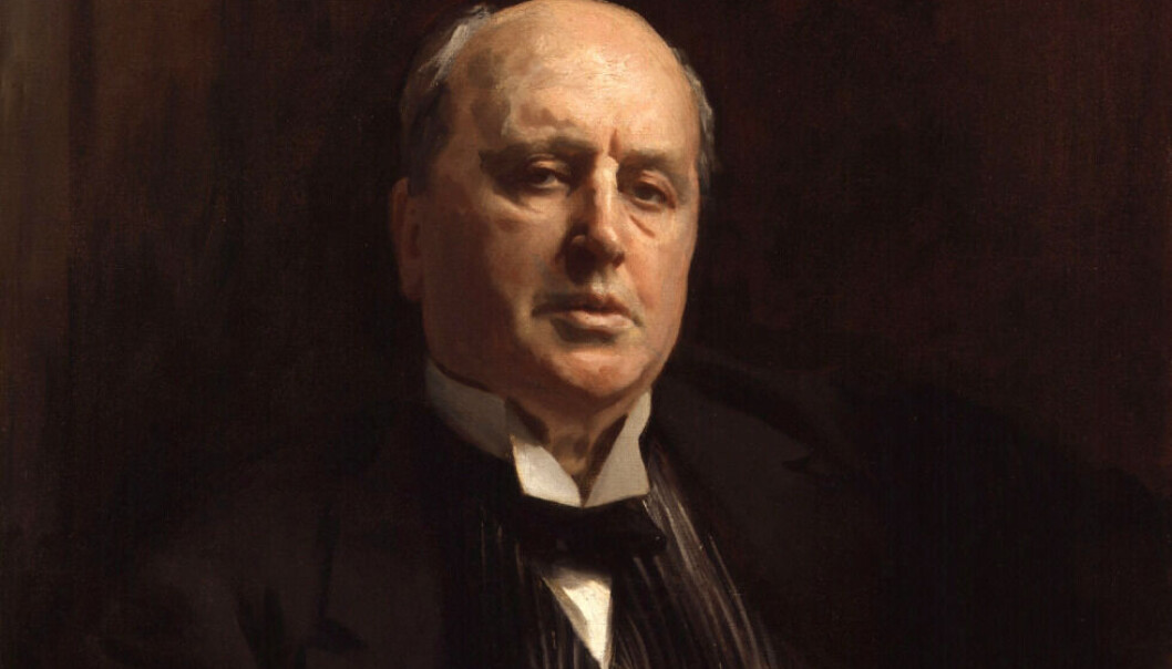 Forfatteren Henry James er kjent for sine psykologik komplekse spøkelseshistorier. Men hva skjer når Netflix adapterer dem? Bildet viser et portrett av James, malt av John Singer Sargent (1913). Kilde: Wikimedia Commons. Forfatteren Henry James er kjent for sine psykologik komplekse spøkelseshistorier. Men hva skjer når Netflix adapterer dem? Bildet viser et portrett av James, malt av John Singer Sargent (1913). Kilde: Wikimedia Commons.