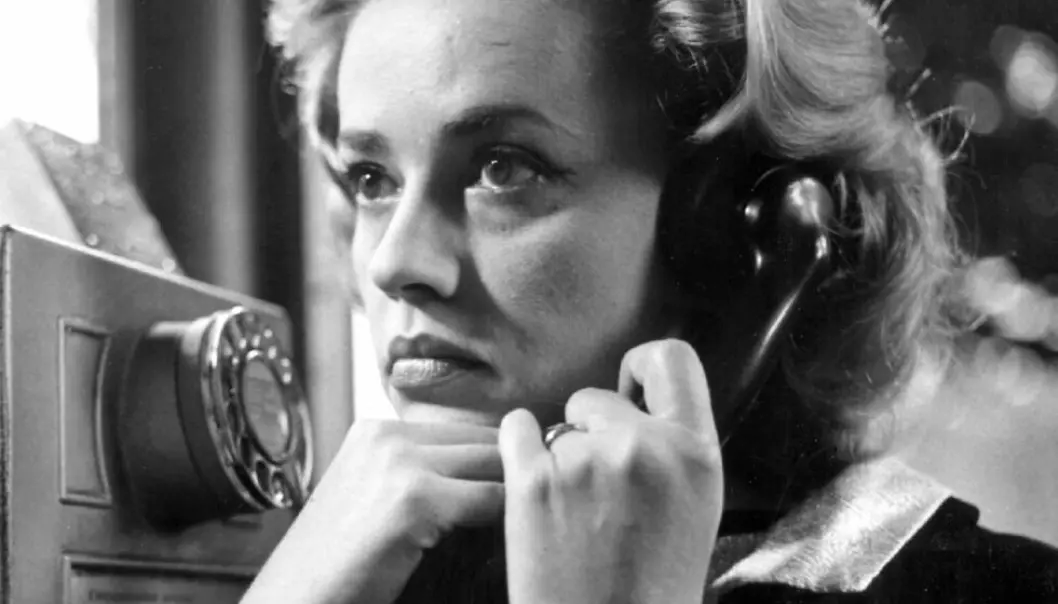 Da den første koronanedstengningen kom, begynte Hedda Robertsen å samle filmstills fra scener der noen snakker i telefonen. Faksimile av Jeanne Moreau i Louis Malles Heisen til skafottet (1958). Foto: Everett Collection / NTB.