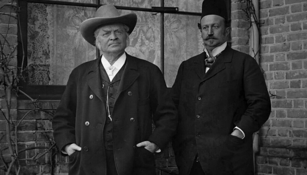 Man behøver ikke en snedig hatt for å være venner - men det skader aldri. Sammen med Jonas Lie sto Bjørnstjerne Bjørnson (cowboy) opp for Alexander Kielland (fez) i spørsmålet om sistnevntes diktergasje - et godt eksempel på forfattere som klør hverandres rygg. Foto: Nasjonalbiblioteket. Man behøver ikke en snedig hatt for å være venner - men det skader aldri. Sammen med Jonas Lie sto Bjørnstjerne Bjørnson (cowboy) opp for Alexander Kielland (fez) i spørsmålet om sistnevntes diktergasje - et godt eksempel på forfattere som klør hverandres rygg. Foto: Nasjonalbiblioteket.