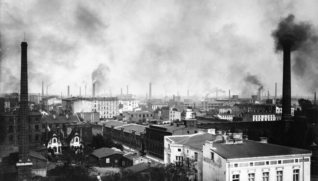 Łodź er en utpreget moderne by, merket av det 20. århundrets omskiftende historie. I Huskeøvelser for viderekomne skriver Aldona Kasztan fram byens brokete, glemte sider, og livene som fantes der. «Det har hele tiden vært klart for meg at jeg matte skrive drømmeaktig og hemmelighetsfullt, i koder», sier hun. Łodź er en utpreget moderne by, merket av det 20. århundrets omskiftende historie. I Huskeøvelser for viderekomne skriver Aldona Kasztan fram byens brokete, glemte sider, og livene som fantes der. «Det har hele tiden vært klart for meg at jeg matte skrive drømmeaktig og hemmelighetsfullt, i koder», sier hun.