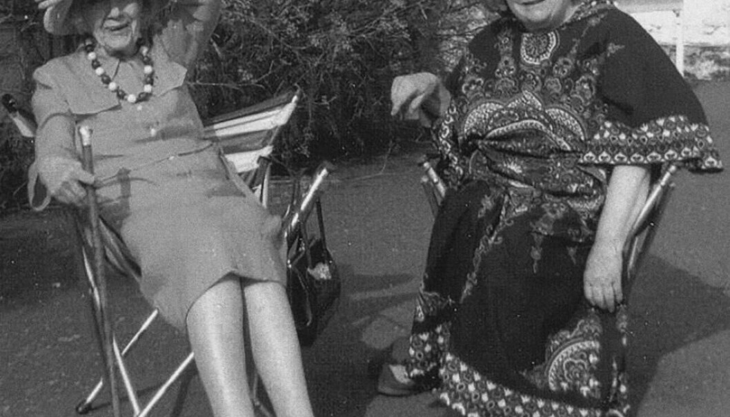 Jean Rhys’ bøker har ofte blitt lest som selvbiografiske. For å klargjøre forholdet mellom forfatter og romankarakterer, begynte hun mot slutten av 1970-tallet å skrive selvbiografien Smile Please. Denne rakk hun ikke å fullføre før hun døde, men fragmentene kan leses med stort utbytte. Her er hun (til venstre) fotografert på 70-tallet. Jean Rhys’ bøker har ofte blitt lest som selvbiografiske. For å klargjøre forholdet mellom forfatter og romankarakterer, begynte hun mot slutten av 1970-tallet å skrive selvbiografien Smile Please. Denne rakk hun ikke å fullføre før hun døde, men fragmentene kan leses med stort utbytte. Her er hun (til venstre) fotografert på 70-tallet.