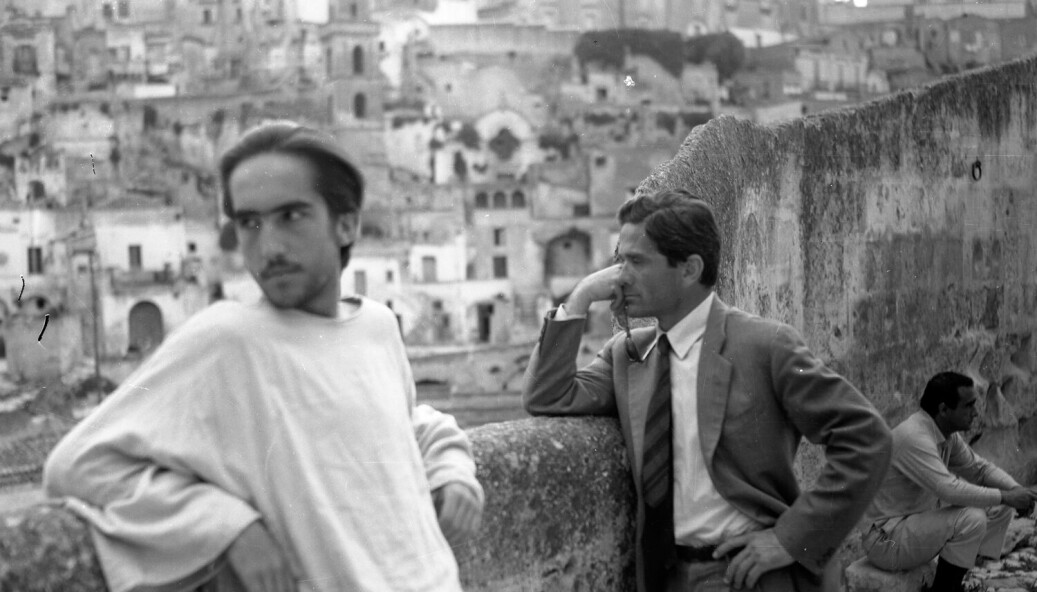 «Det er Pasolinis poesi og livsnerve som gjør ham udødelig», skriver Astrid Nordang. Bildet viser Pasolini, til høyre, i et rolig øyeblikk.