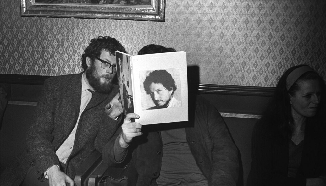 Portrett av kunstneren som ung mann: Bildet viser Solstad og Jan Erik Vold (skjult bak Bob Dylan) under Forfatterforeningens årsmøte 20. februar 1971 – året Solstad ble «farlig» med romanen Arild Asnes, 1970. Portrett av kunstneren som ung mann: Bildet viser Solstad og Jan Erik Vold (skjult bak Bob Dylan) under Forfatterforeningens årsmøte 20. februar 1971 – året Solstad ble «farlig» med romanen Arild Asnes, 1970.