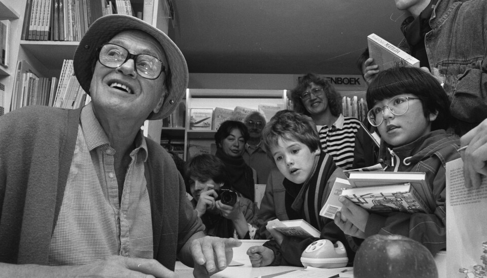 Roald Dahl (1916–1990) signerer bøker på en barnebokmesse i Amsterdam, 1988.