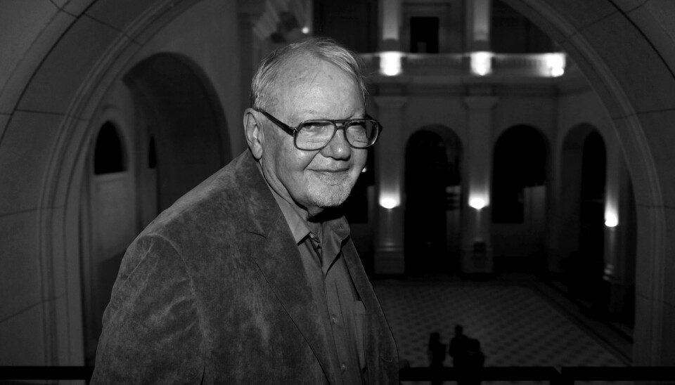 «Vi lever ikke lenger i teoriens tidsalder», skrev Sigurd Tenningen i Morgenbladet etter at avbildede Frederic Jameson gikk bort i fjor høst. Men er det så dumt, spør metakritiker Frode Helmich Pedersen.