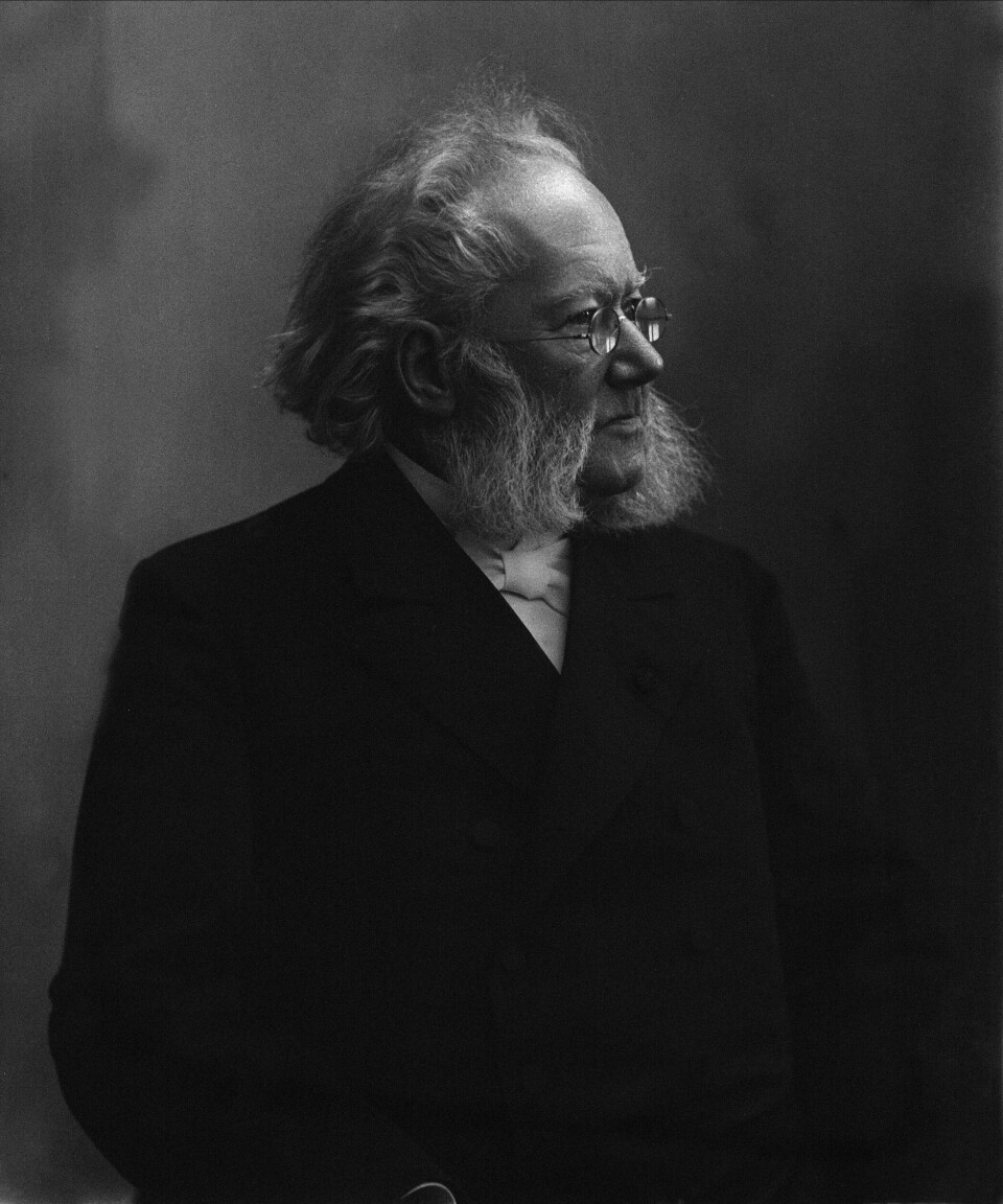 Mangler norske læreskolestudenter forutsetninger for å lese klassiske verk av fortidens forfattere? Her ved Henrik Ibsen fotografert av Gustav Borgen.